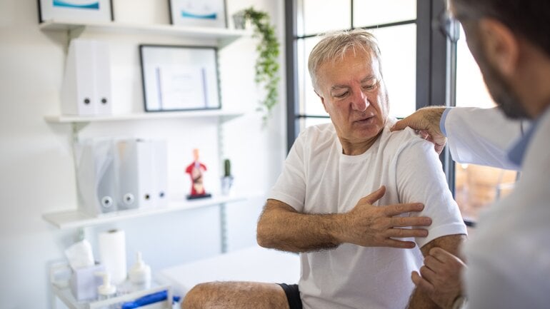 Schmerzen in Schulter und Rücken: Symptom bei Milzruptur