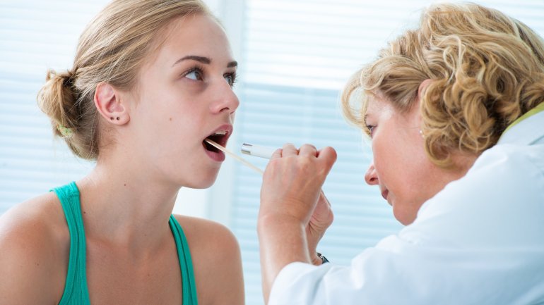 Was tun gegen Mundgeruch? Mandelsteine entfernen