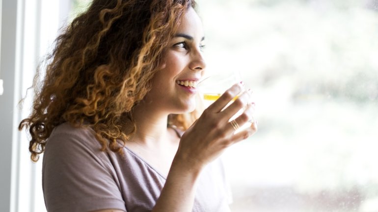 Was tun gegen Mundgeruch? Zitronensaft trinken