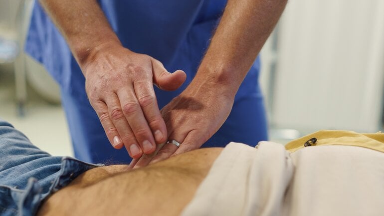 Symptom für Nabelbruch: Beule verschwindet im Liegen