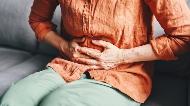 Druck und Ziehen sind Symptome bei Nabelbruch