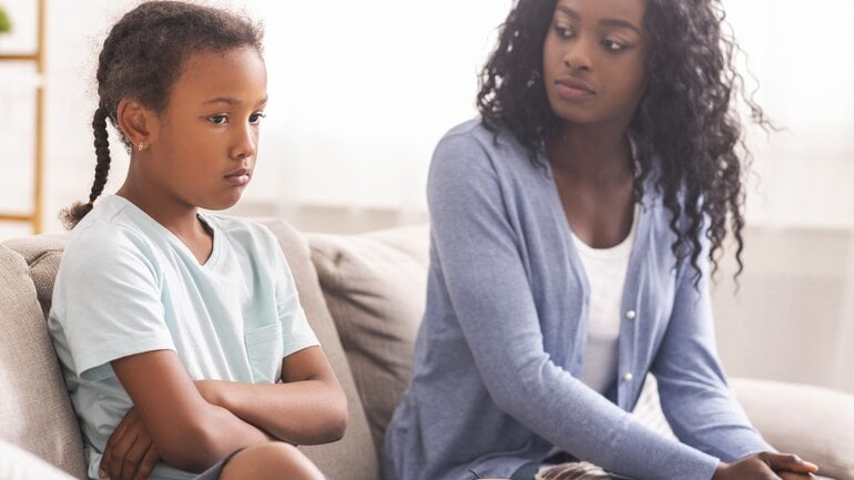 Anzeichen einer narzisstischen Mutter: Kontrolle