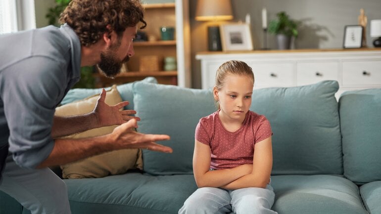 Narzisstischer Vater: Kontrolle ist Anzeichen