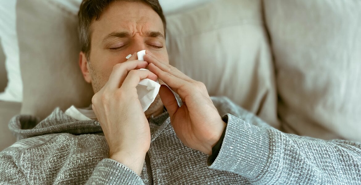 Mann leidet unter einer einseitig verstopften Nase, einem möglichen Symptom bei Nasennebenhöhlenkrebs.