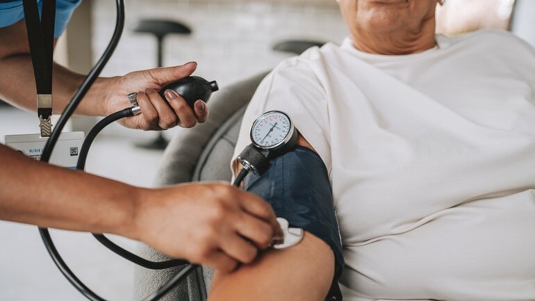 Niereninfarkt: Erhöhter Blutdruck kann Symptom sein