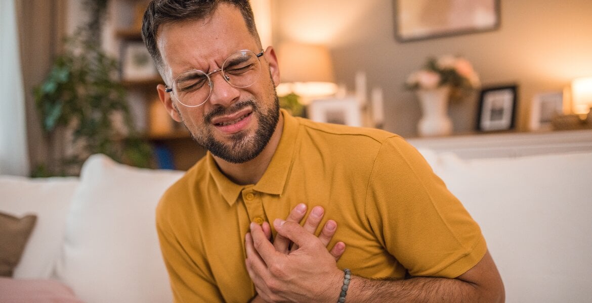 Mann kann nicht aufstoßen und hat Schmerzen: Symptome des No-Burp-Syndroms.