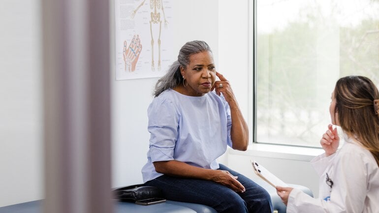 Ohrenkrebs: Ausfluss aus dem Ohr ist Symptom