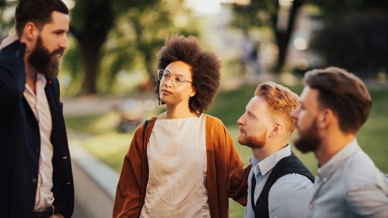 Otrovertierte nehmen beobachtende Rolle ein