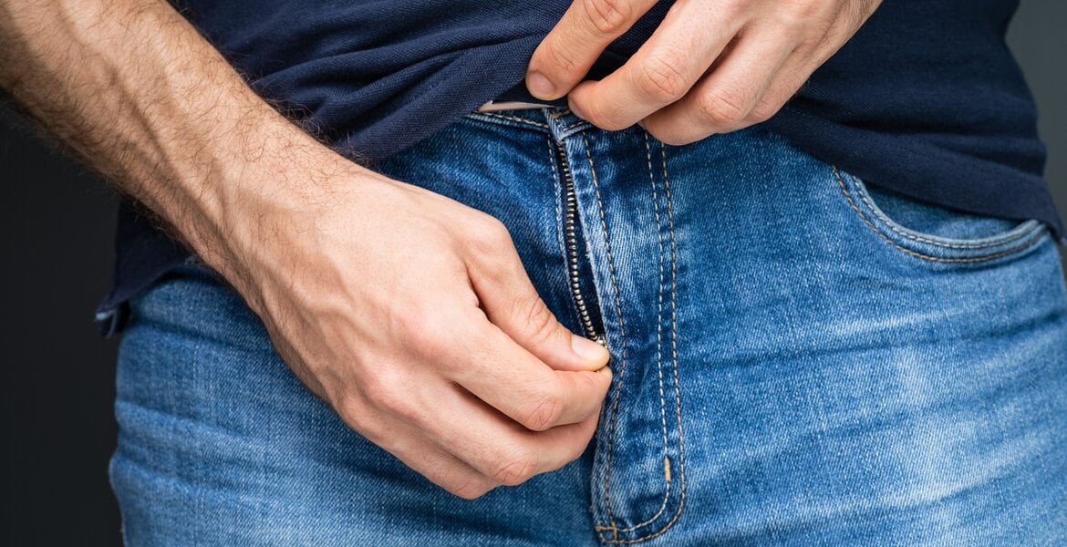 Penis Arten: Nahansicht von einem Mann der seine Jeans öffnet