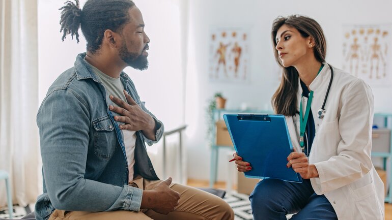 Pleuraerguss: Weitere Symptome je nach Ursache