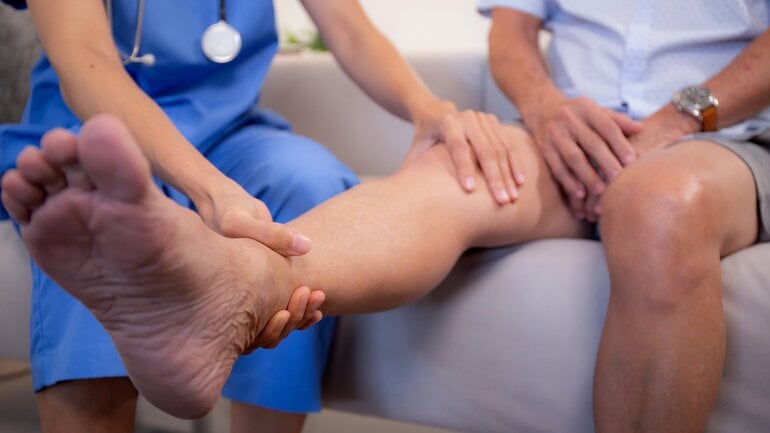 Spastiken und fehlende Reflexe: Warnzeichen bei Rückenmarksinfarkt