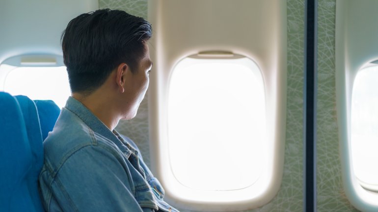 Reiseübelkeit im Flugzeug: Sitz bei den Tragflächen