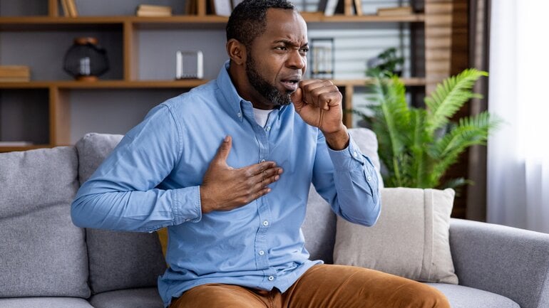 Husten kann Symptom bei Rippenfellkrebs sein