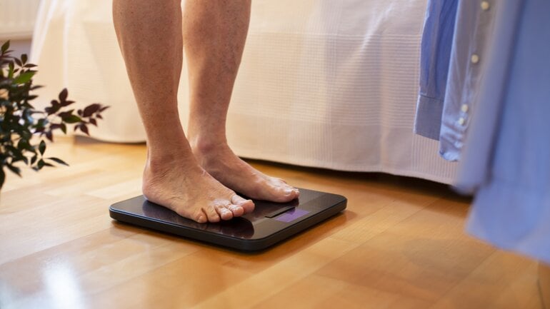 Schilddrüse falsch eingestellt: Symptom sind Gewichtsschwankungen.