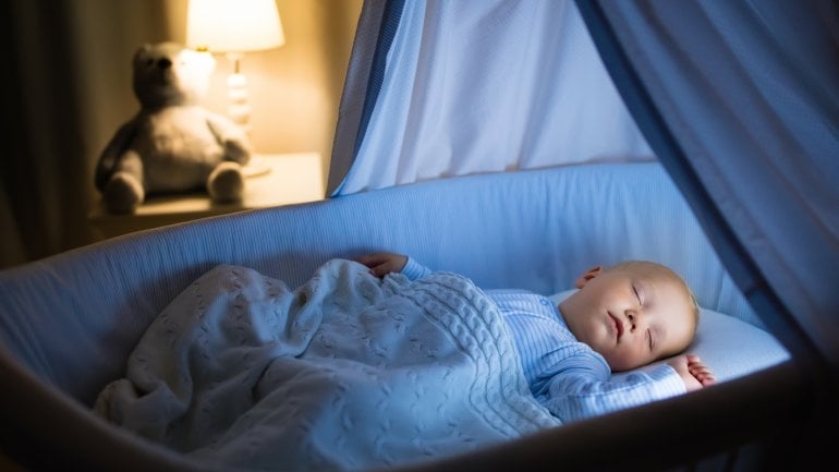 4. Babys brauchen Dunkelheit und Stille zum Schlafen