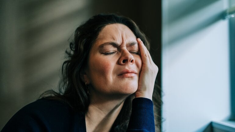 Kopf- und Gliederschmerzen sind Schlaganfall-Symptome bei Frauen