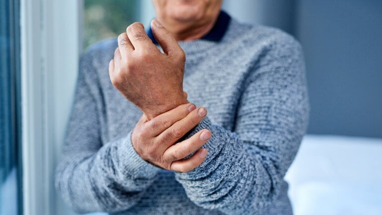 Symptom bei TIA: Plötzliche Schwäche auf einer Körperseite