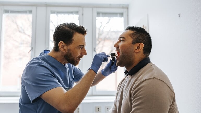 Schluckauf hört nicht auf? Mögliches Warnsignal für Krebs