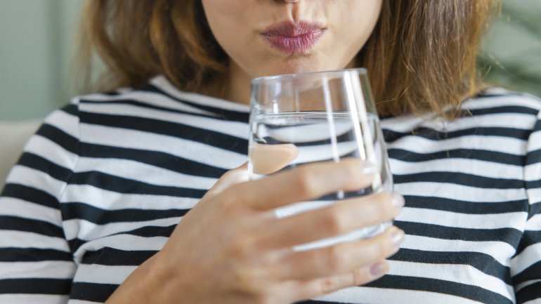 Was hilft gegen Schluckauf? Kaltes Wasser trinken