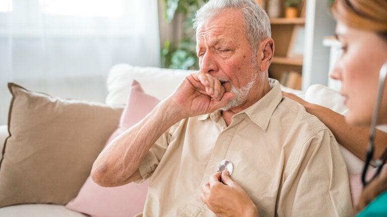 Schmerzen beim Husten im Brustkorb: Wann ärztlicher Rat?