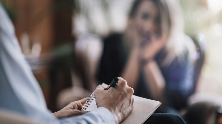 Lächelnde Depression: Grübeln und Suizidgedanken