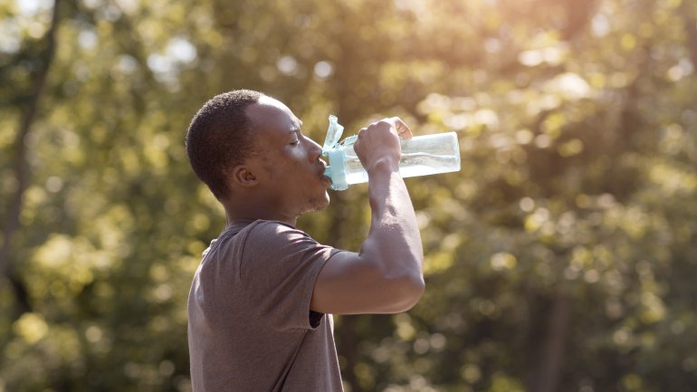 Ausreichend Flüssigkeit: Bei Sonnenbrand viel trinken