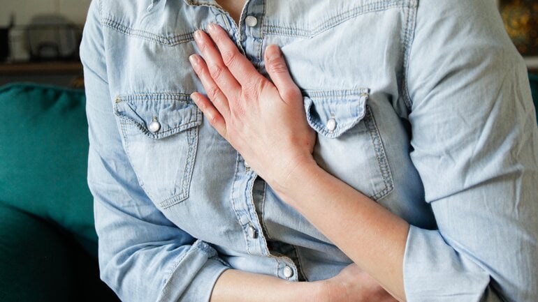 Brustschmerzen sind Symptom beim Plattenepithelkarzinom der Lunge