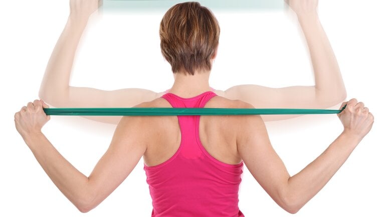 7. Übung mit dem Theraband stärkt Rücken und Schultern