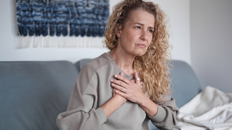 Symptome bei Thymuskarzinom: Druck- oder Engegefühl im Brustkorb