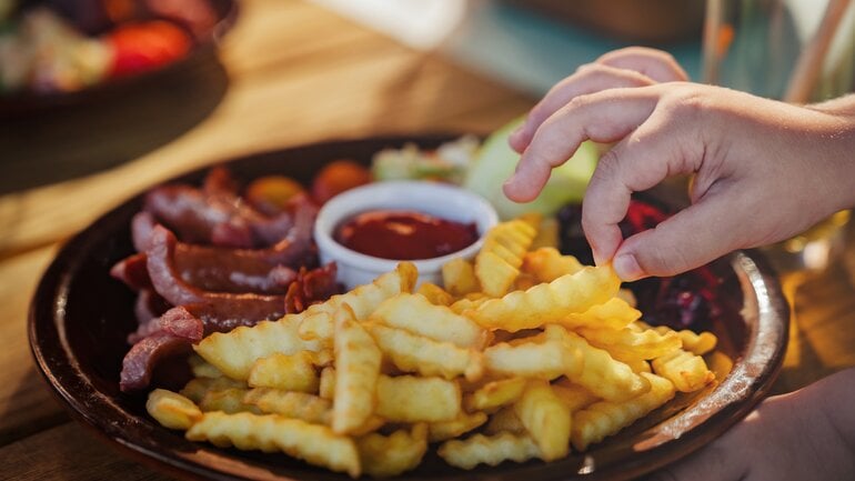 Frittierte, fettige Lebensmittel? Bei Morbus Crohn eher ungünstig