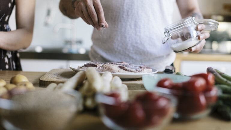 Jodsalz ist verbotenes Lebensmittel bei Schilddrüsenüberfunktion
