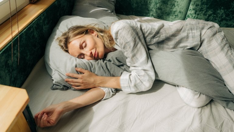 Was hilft gegen Schnarchen? Die richtige Schlafposition!