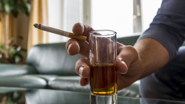 Was hilft gegen Schnarchen? Verzicht auf Alkohol und Nikotin!