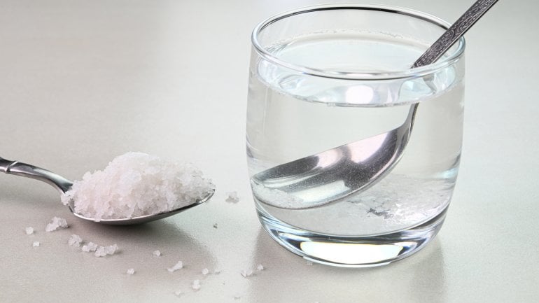 Hausmittel bei Zahnfleischentzündung: Mundspülung mit Salzwasser