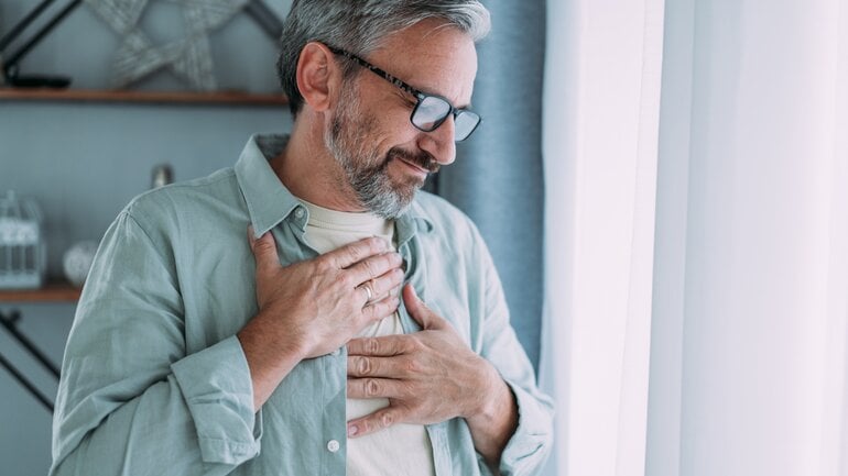 Hiatushernie kann Druckgefühl hinter dem Brustbein verursachen