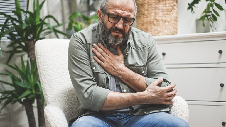Symptome bei Zwölffingerdarmgeschwür: Saures Aufstoßen und Sodbrennen