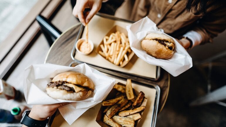 Gallensteine: Ernährung besser ohne Fast Food