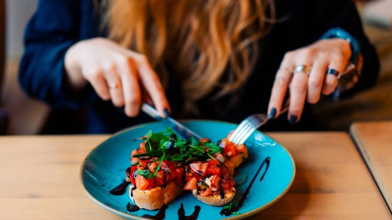 Große Mahlzeiten belasten die Gallenblase stärker