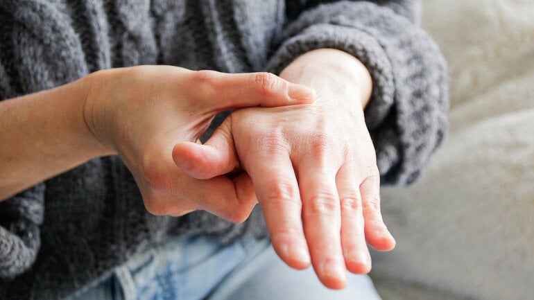 Steifigkeit am Morgen: Ein typisches Arthrose-Signal