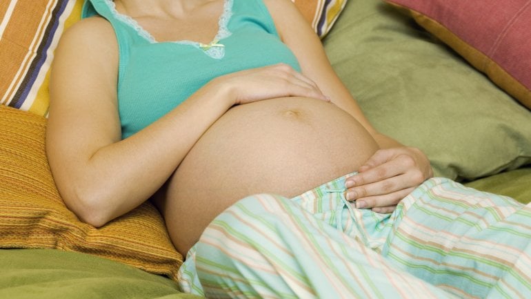 Das Bild zeigt eine liegende Schwangere.