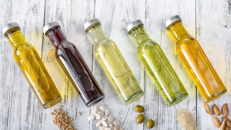 Gesunde Pflanzenöle: Verschiedene Öle in Glasflaschen