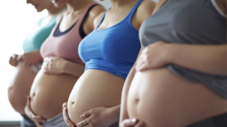 Vier Schwangerschaftsbäuche.