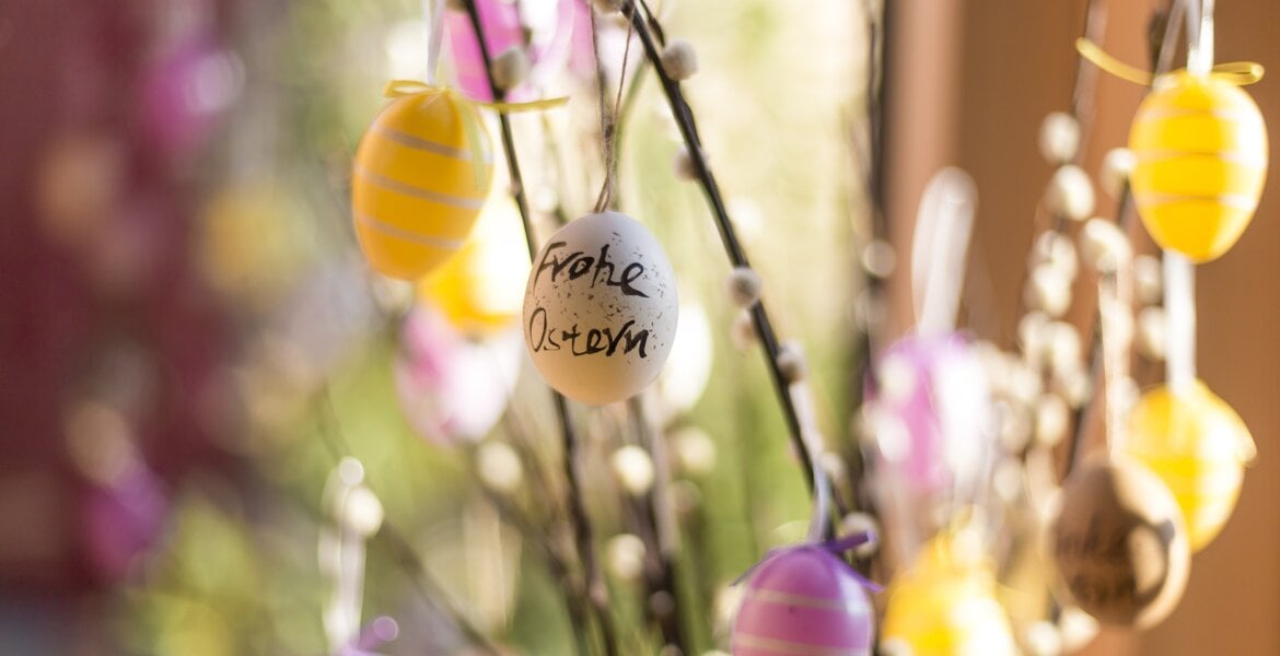 Strauß mit Palmzweigen und Ostereiern