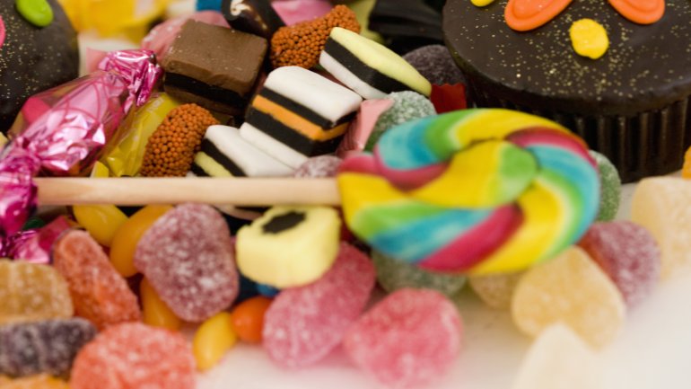 Das Bild zeigt mehrere verschiedene Süßigkeiten. 