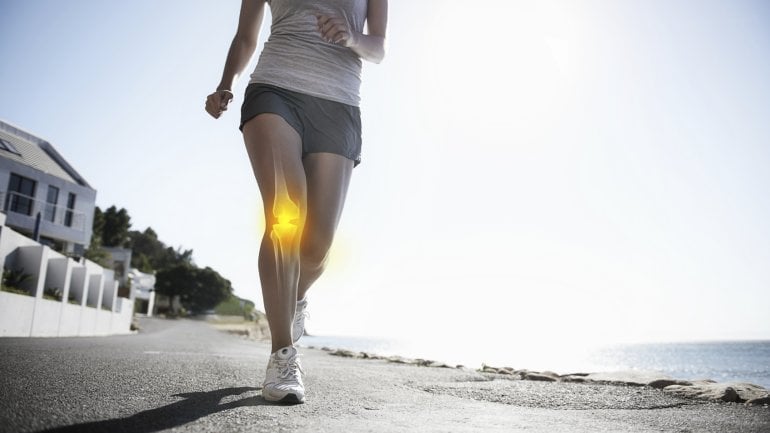 Das Bild zeit eine Läuferin, deren Knie grafisch hervorgehoben ist. 