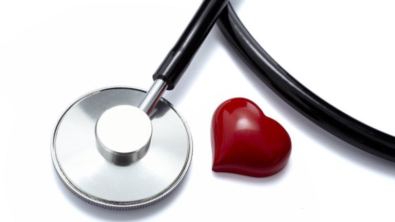 Das Bild zeigt ein Stethoskop und ein Herz.