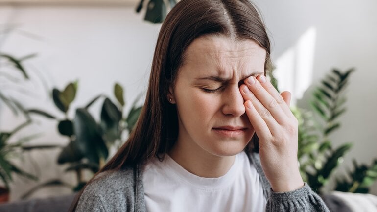 Lichtempfindlichkeit oder Fremdkörpergefühl in den Augen durch Heuschnupfen