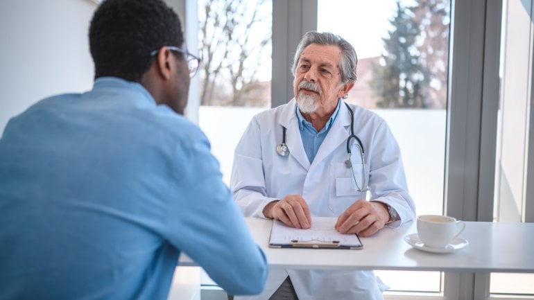 Hornzipfel: Mann im Gespräch mit einem Arzt