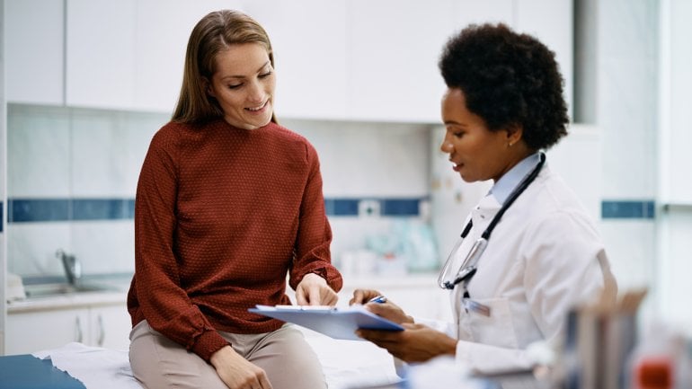 Frau wird von Ärztin über einen HPV-Test aufgeklärt.
