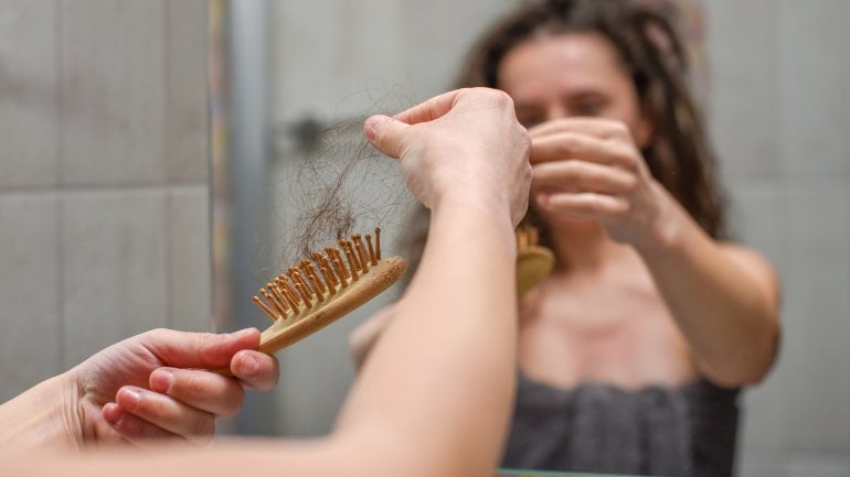 Haarausfall ist ein Symptom bei Jodmangel